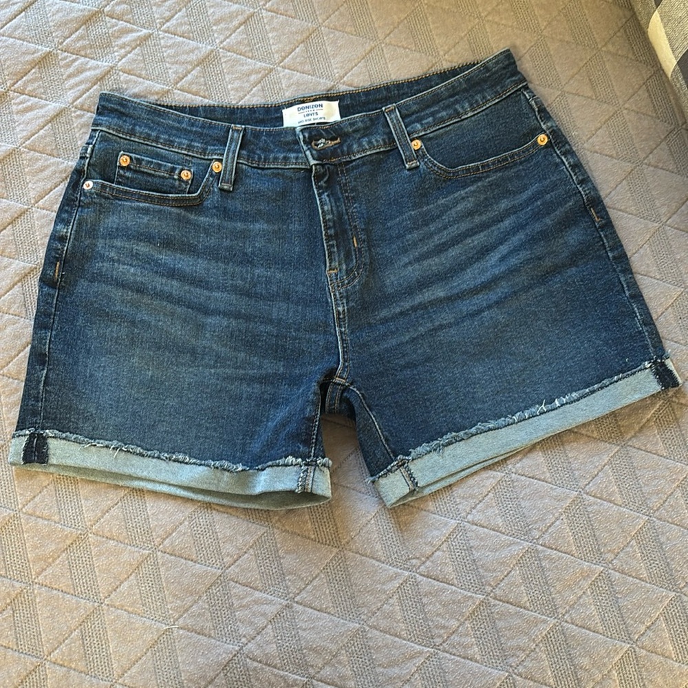 NWOT mid rise Levi’s Jean shorts no distressing size 10